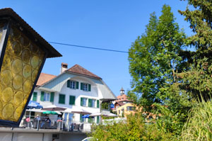 Das Restaurant Säge vom Parkplatz aus aufgenommen. Links ragt noch eine Laterne ins Bild.