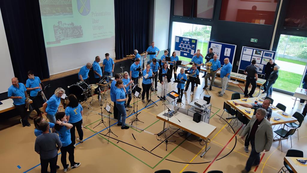 Die MGU spielt vor der Bühne stehend ein Stück.