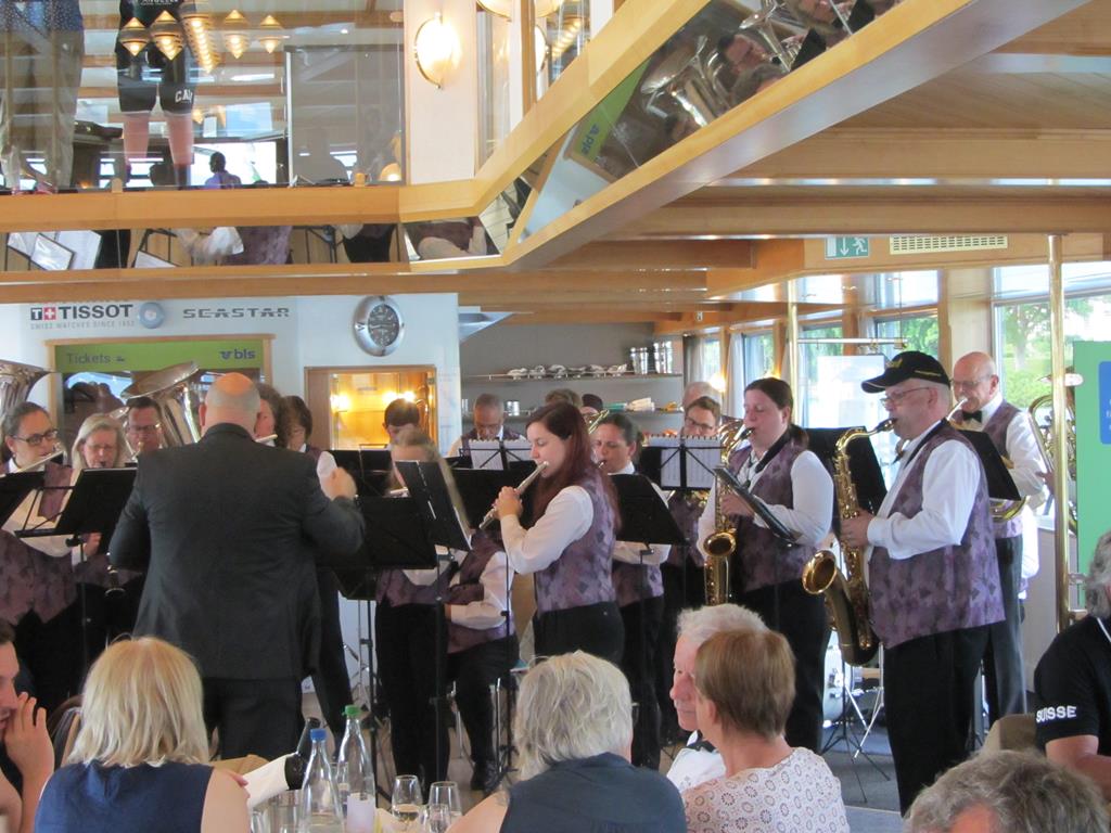 Die MG Uttigen spielt im Schiff