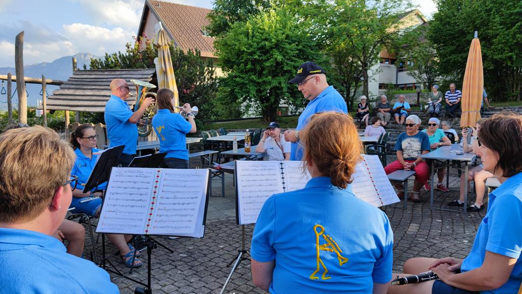 Die MG Uttigen sitzt im Park und wartet auf den Einsatz.