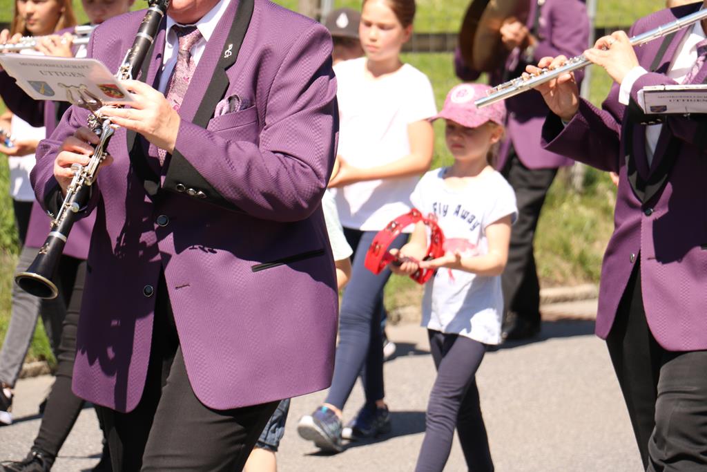 Angelie mit dem Schellenkranz in der Marschmusikformation.