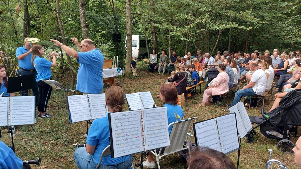 Notenständer und dahinter Kirchgänger