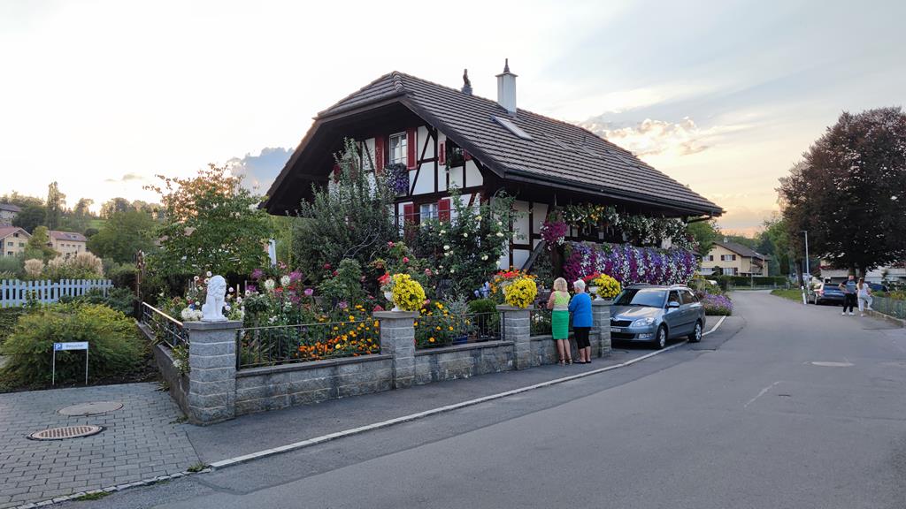 Blumengeschmücktes Haus der Familie Lüdi.