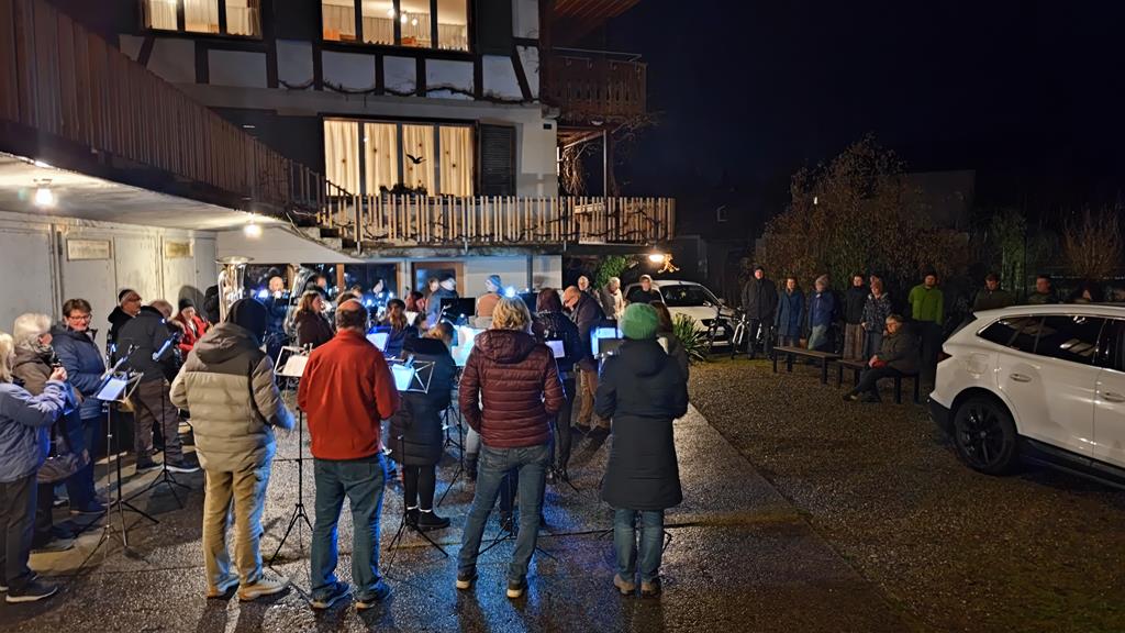 Ständli bei regnerischem Wetter vor dem Haus.