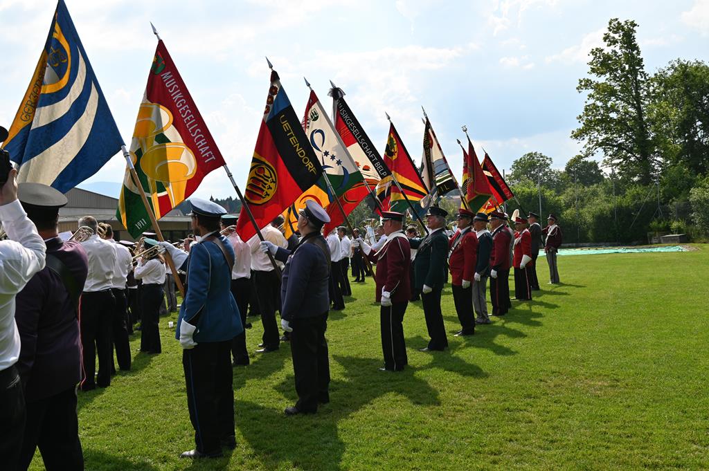 Fähnriche am Rand vom Gesamtchor.