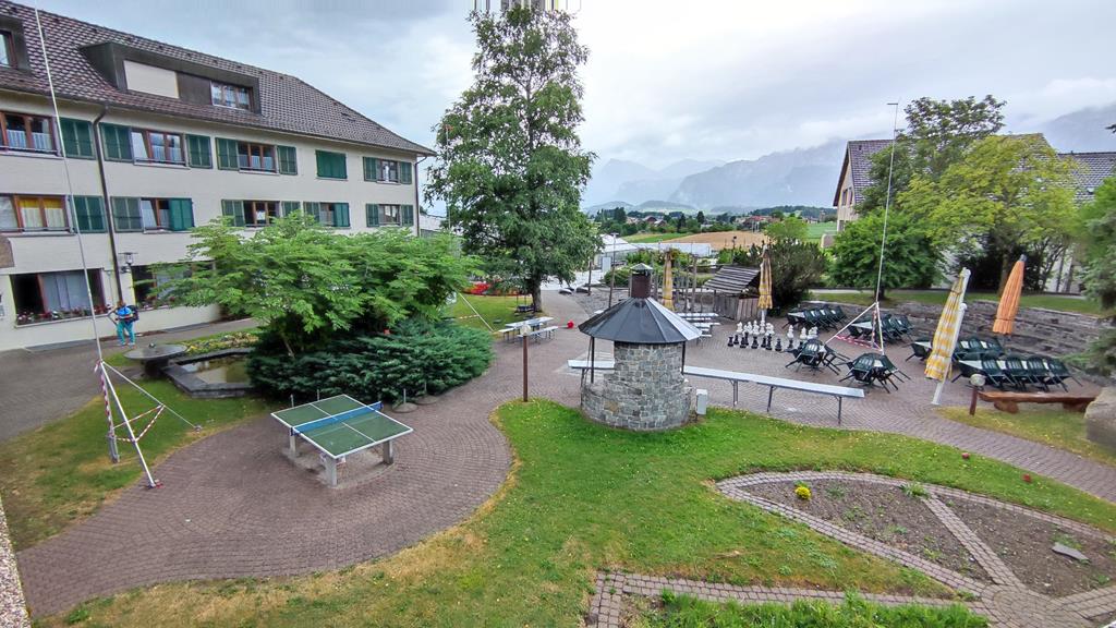 Blick aus dem Fenster in den leicht verregneten Park.