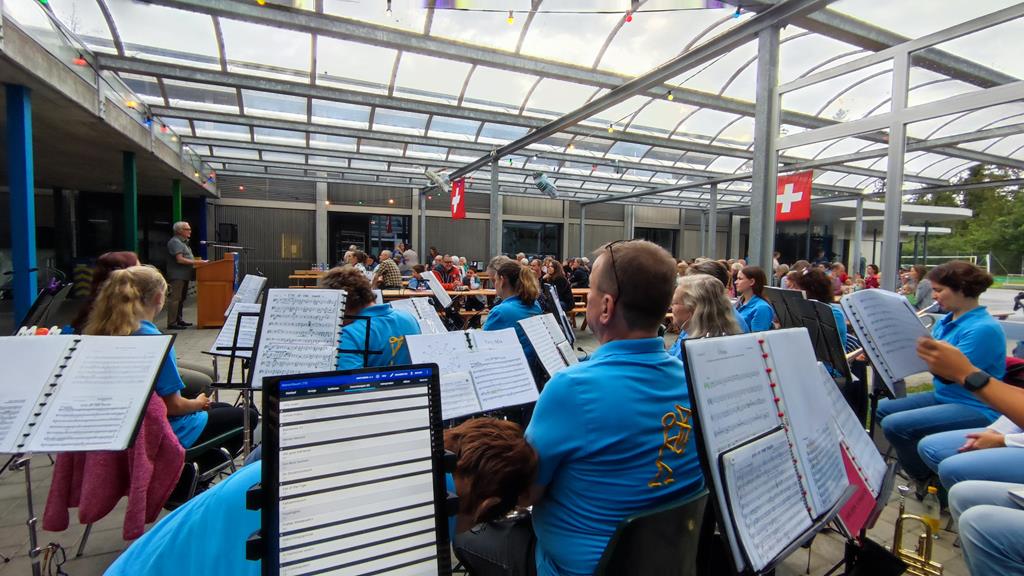 Blick aus den Reihen der MGU unter den Baldachin beim Mehrzweckgebäude.