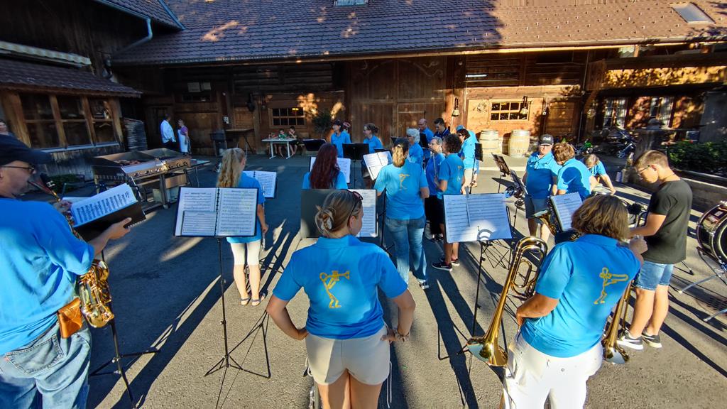 Die MGU im Halbkreis auf dem Platz beim Bauernhaus.