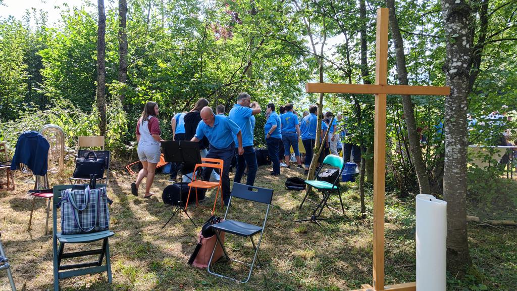 Die MGU macht sich zum Spielen bereit. Im Vordergrund eine Kerze und ein Kreuz.