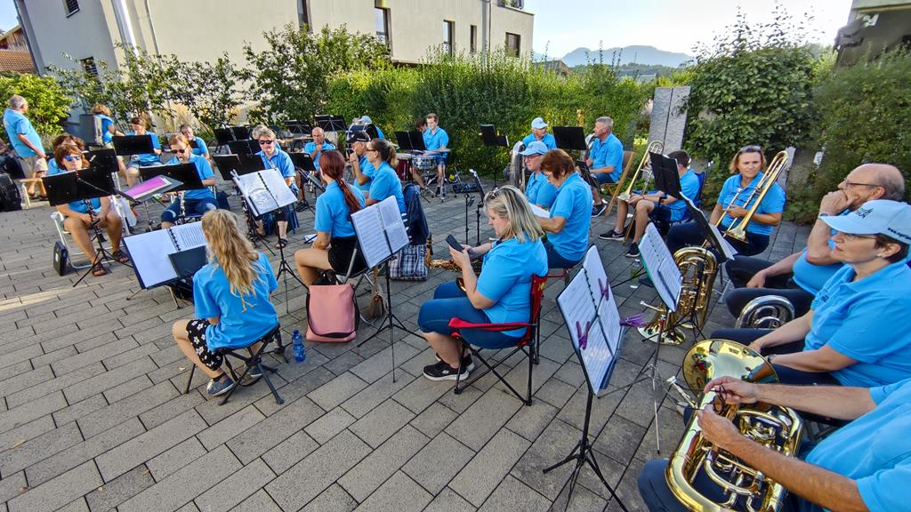 Die MGU ist auf ihren Stühlen bereit zum Spielen.