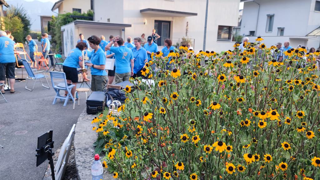 Die MGU macht sich bereit. Im Vordergrund gelbe Blumen. (Sorry, dass ich den Namen dieser Blumen nicht weiss.)